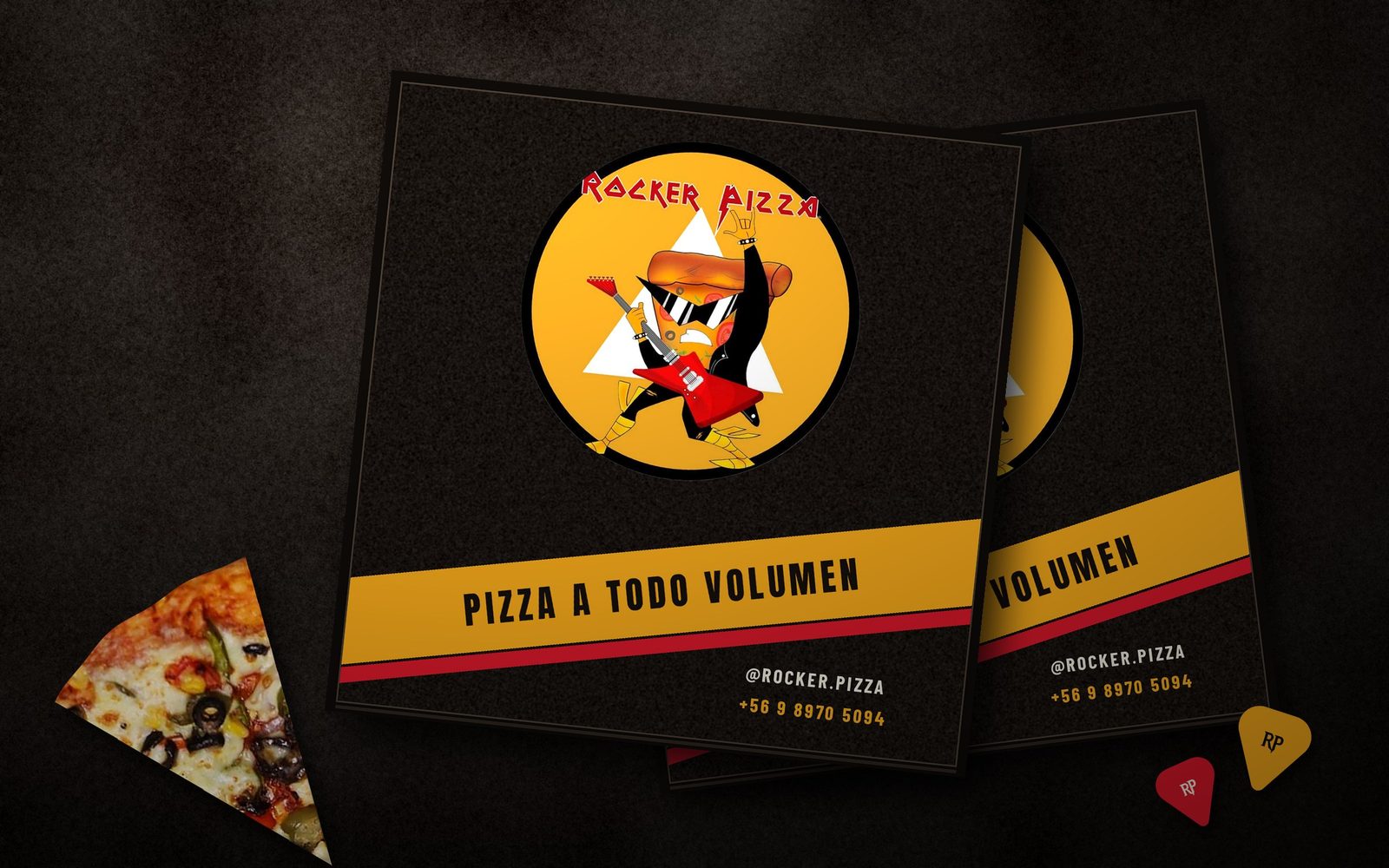 Dos cajas Rocker Pizza cerradas, negras con el logo y una franja mostaza